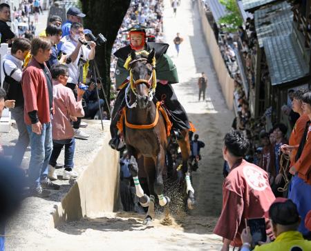 【三重】「虐待」批判の上げ馬神事　2メートルの土壁撤去で実施　一方、会場近くでは抗議行動も