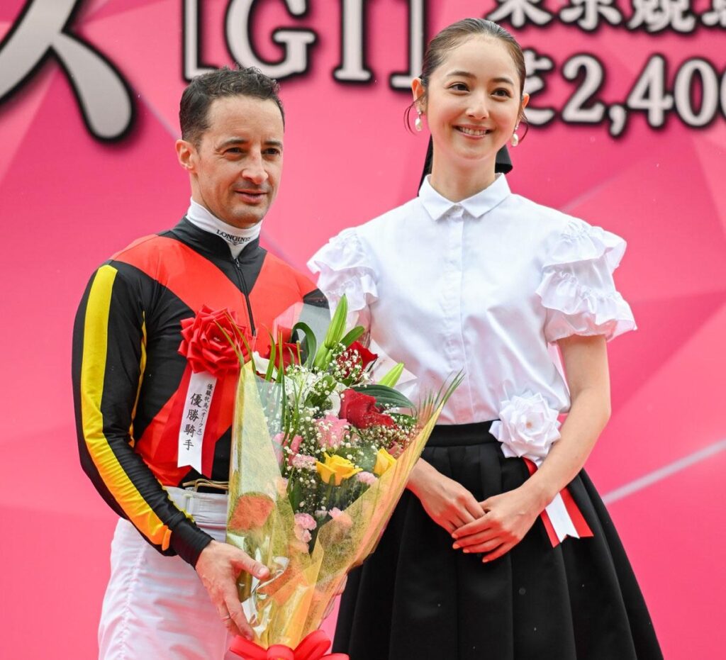 【競馬】女優・佐々木希、オークスの表彰式に登場！　勝利したルメール騎手を祝福　競馬ファン騒然「エグいほど可愛い」「顔小さい」