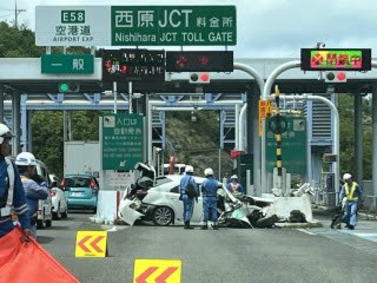 中古白セダンの20歳車カスが料金所に突っ込んで高速を渋滞させてしまう。土下座して謝ろう。那覇