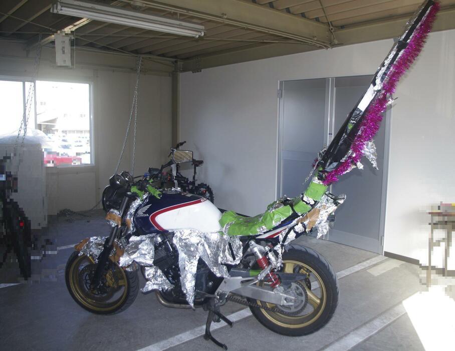 アルミホイルを貼ったバイクで走り出した少年たちを逮捕