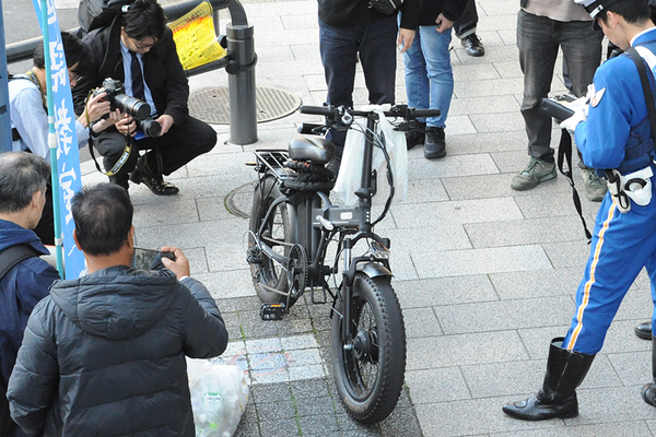 【モペット】「歩道走れないの？」「免許不要だと思った」「灯火ない方がカッコいい」…ペダル付原付の取締りで見た“ヤバさ”