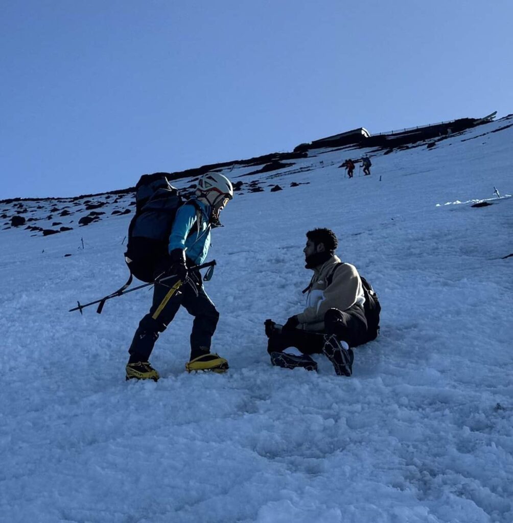 【登山】「怖くて立てない」閉山中の富士山で外国人登山客が悲鳴　救助した登山家が軽装備に苦言「危なすぎる」