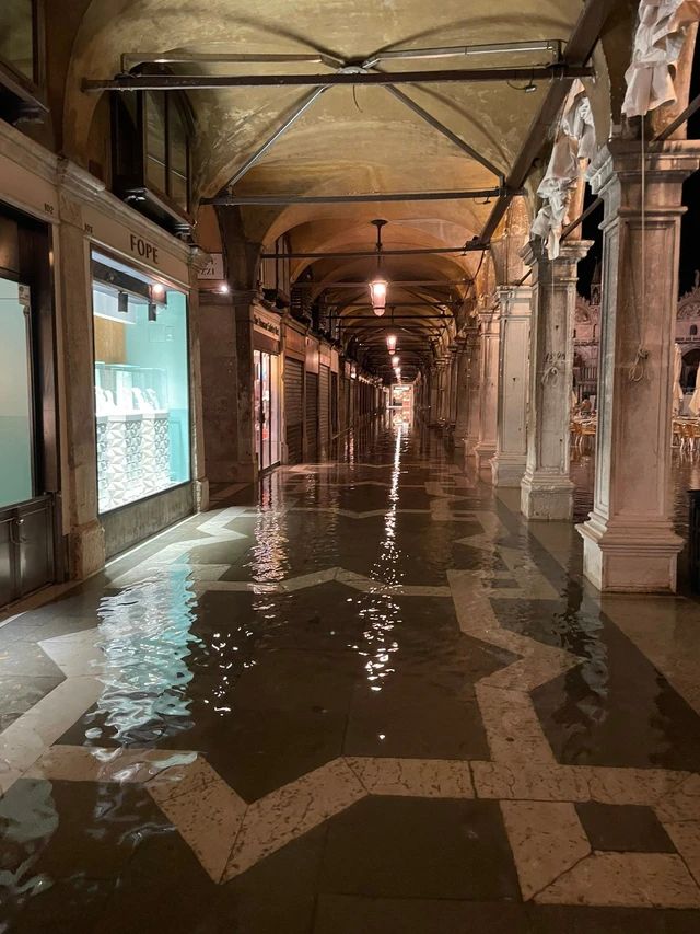 【話題】イタリア旅行で「1時間したら水没するから店を閉めるけどいい？」ヴェネツィアでの衝撃的な体験が話題に