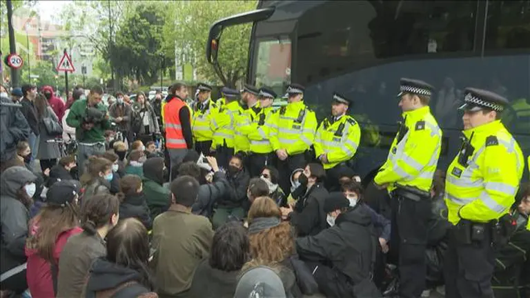 【1日15億円…亡命希望者らの宿泊費用】イギリスで支援者らと警察が衝突