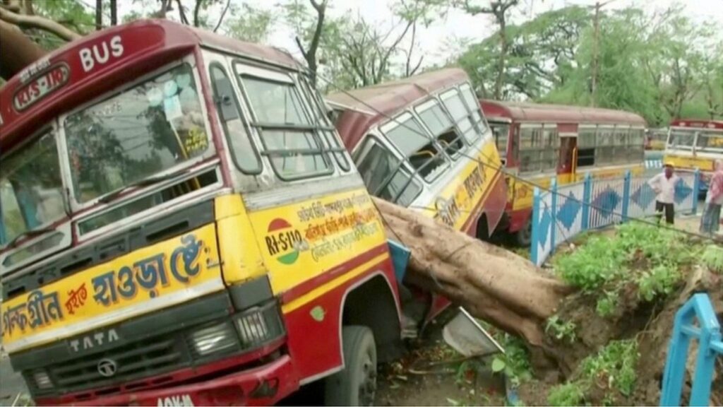 インドとバングラデシュにサイクロン　最大風速時速135キロ　被害とんでもないことに