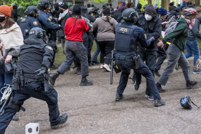 アメリカの警察、カリフォルニア大学にライオット手榴弾を投げ込み炸裂、お祭りは最高潮の盛り上がりに