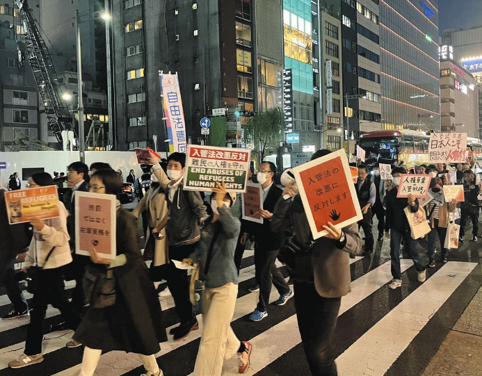 入管法反対デモ　「難民の人権を守れ」「日本は来月から難民を送還する国になる」