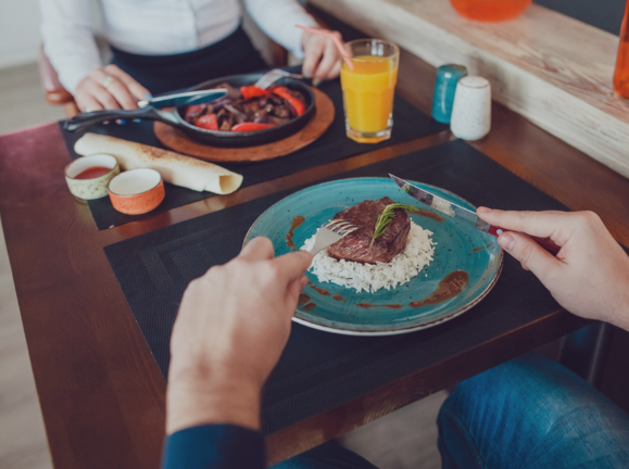 20代男性、来月初めて「デート」に行くのですが、ご飯代はおごるべきでしょうか？ 正直お金がないので「割り勘」にしたいです…