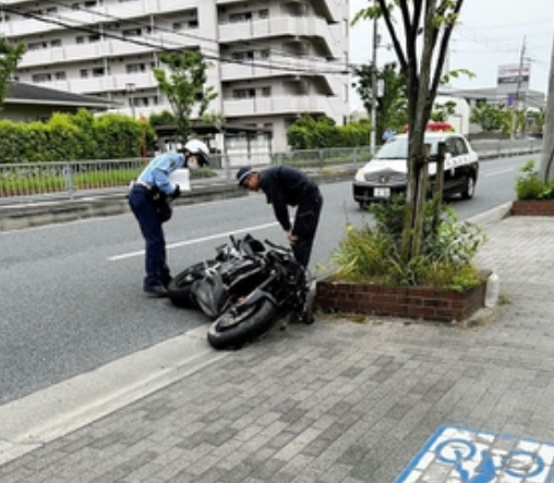 オートバイと自転車ＪＤが衝突、双方死亡。いずれかの信号無視か