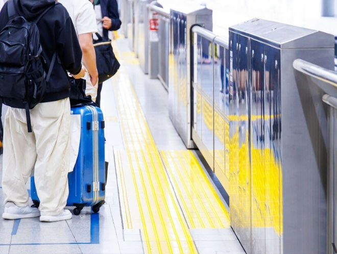 【電車】満員電車でのスーツケース問題！ 周りから邪魔に思われていない？ 鉄道会社の見解とSNSの動向を調べてみた