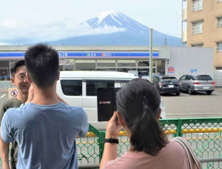 【インバウンド】日本が誇るおもてなし精神もついに限界か　「富士山ローソン」契機に外国メディアも論議　「日本人の賃金低下、背景に」