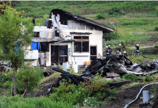 山形・大江町で住宅全焼　焼け跡から4人の遺体