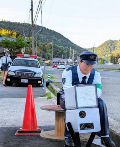 リアルすぎる警官マネキン　よく見れば顔は大御所芸人風　丹波篠山の国道“取り締まり”