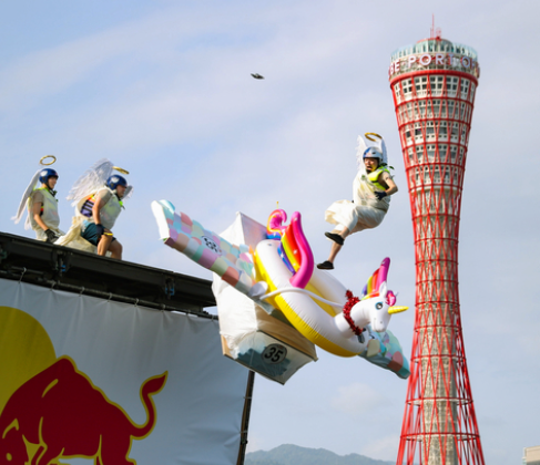 秋田のなまはげ、神戸の空を飛ぶ　9年ぶりレッドブル・フライトデイ