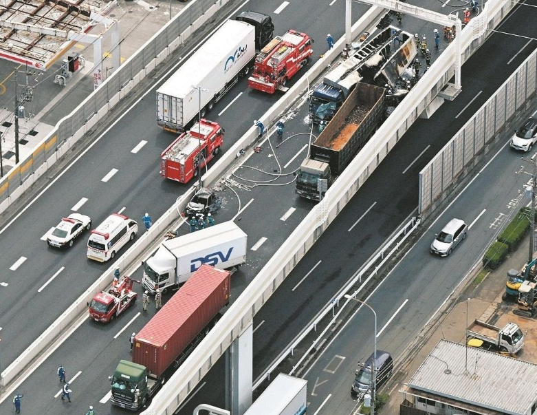 トラック運転手「点呼？僕の会社もやってない」 首都高3人死亡事故、背景には業界のギリギリな実態が