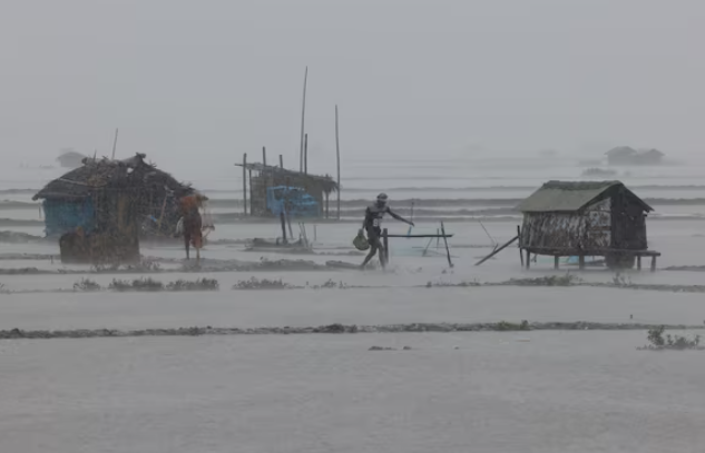 【気候変動】大型サイクロン上陸のバングラデシュ、暴風と豪雨に見舞われ、全壊した家屋は各地で３万５０００戸近く、一部損壊家屋は１１万５０００戸に