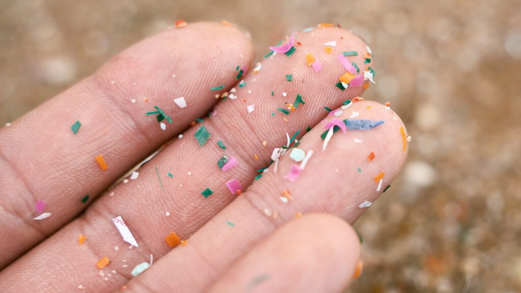 【すべての男性の精巣からマイクロプラスチックが見つかったとの研究結果】生殖能力に影響を与えているとの懸念も・・・専門家 「マイクロプラスチックへの暴露を避けて」