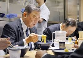 「ラーメンは人生」石破氏しみじみ　議連メンバーとラーメン3つ試食