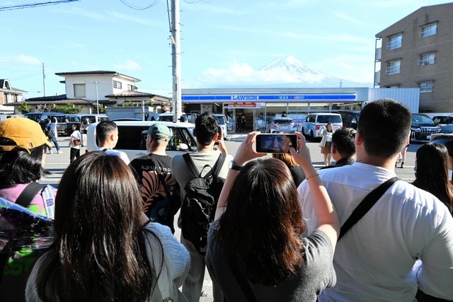 【観光客】ローソン、“富士山の撮影スポット”観光客の迷惑行為について謝罪・安全対策発表