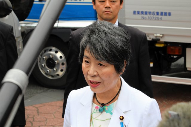 沖タイ「共同通信記事、上川外相発言始めは「産む」表記だったのに後から「うむ」に訂正してます」