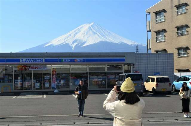 世界が富士山ローソンの黒幕に衝撃。「最善策ではない」「観光立国がなぜ自ら観光資源を潰すのか」