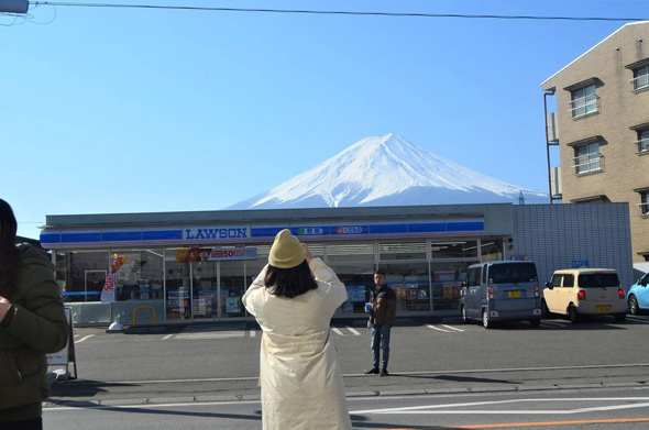 人気撮影スポット「富士山ローソン」で新たな対応　道路の横断禁止