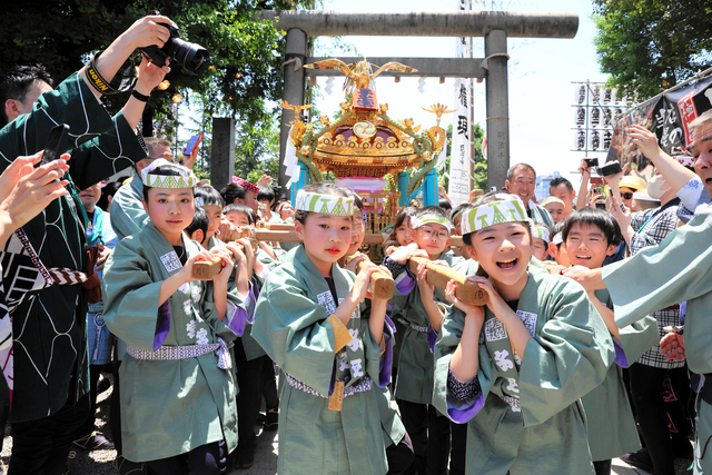 初の子供宮神輿 元気に「わっしょい」 浅草の三社祭