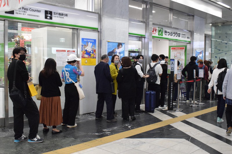 大宮駅「みどりの窓口」は平日昼間から「40人待ち」…JR東日本が“削減をいったん凍結”ではなく、窓口を“復活”させるべき理由