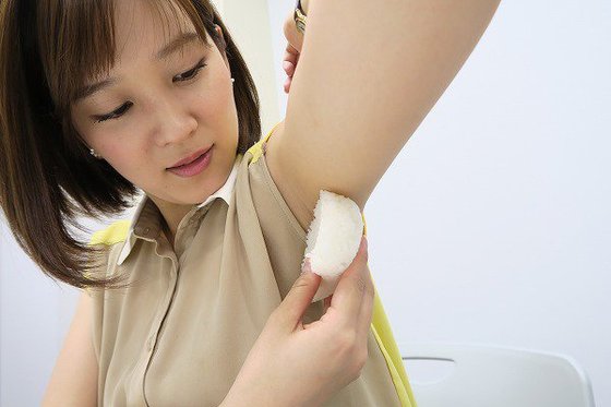 女子が腋の下で握る「腋おにぎり」、日本で販売されていると海外メディアが報じる