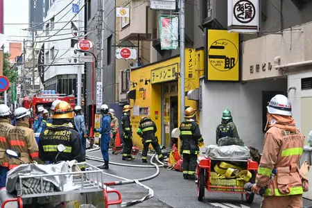 【歌舞伎町】「ラーメン二郎」で火災、消防車など17台出動