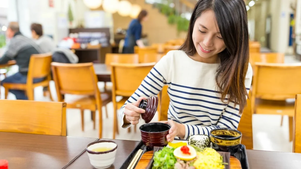 独身だが「外食」ゆっくりできない。店員が監視してるしリラックスできない。