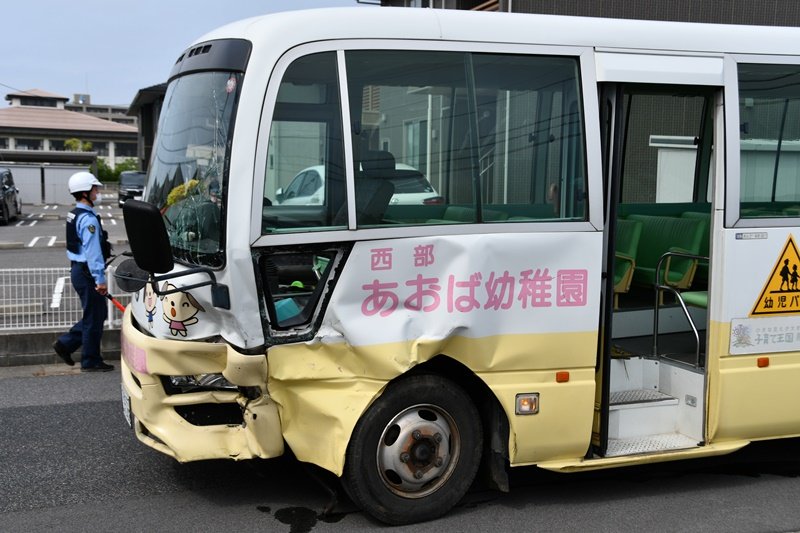 米子で幼稚園バスと乗用車が衝突　園児５人が救急搬送、軽傷のもよう