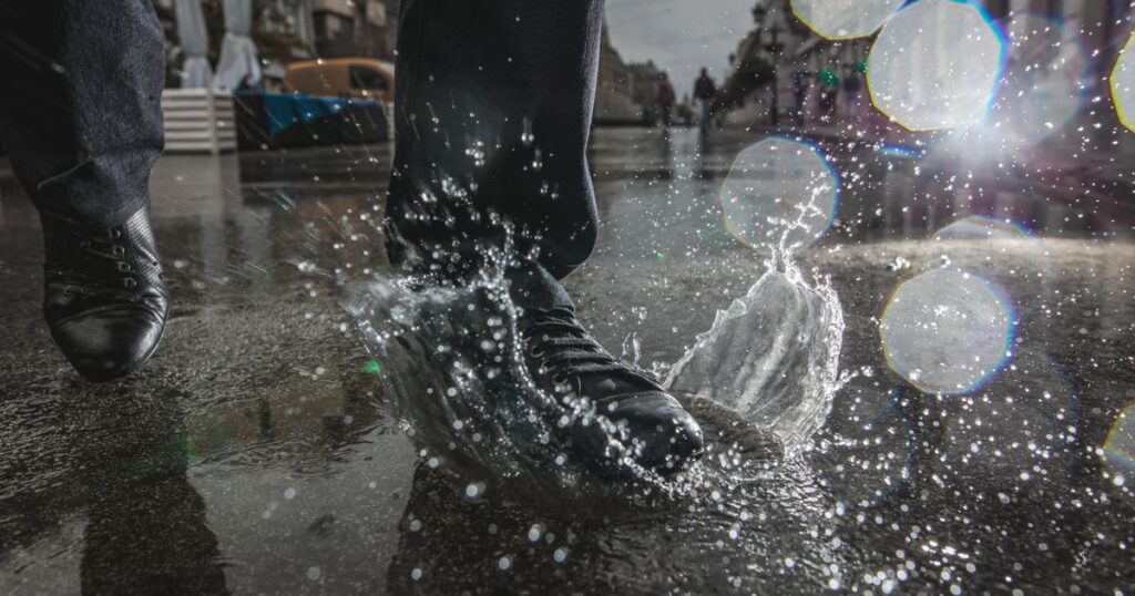 雨で路面や店内で滑る→靴底にコレを貼って！「びっくりするほど」滑らない、警視庁直伝の方法