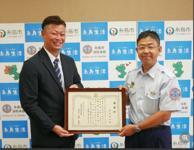 カキ小屋で喉に刺し身詰まらせた高齢女性救う　男性従業員に感謝状  福岡