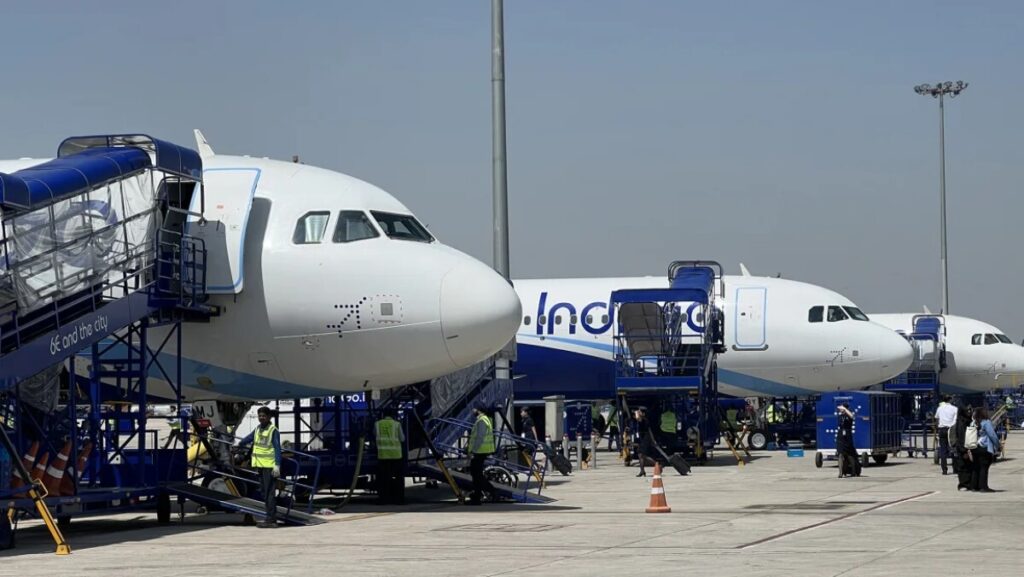 【インドの航空会社】女性が同性の隣に座れるサービスを試験提供