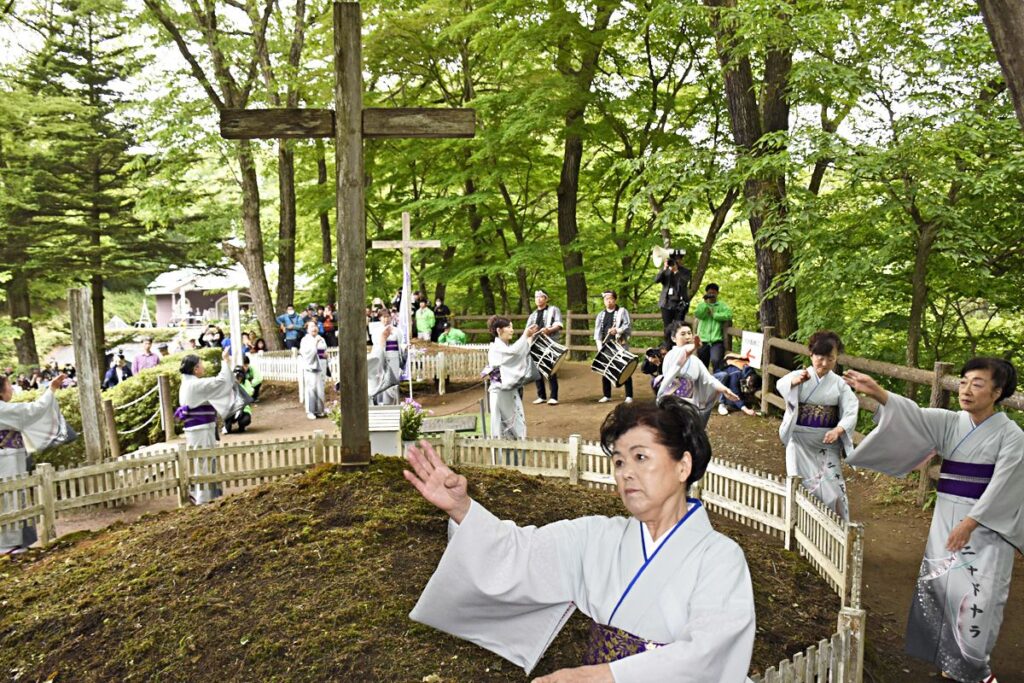 【青森】新郷村「キリスト祭」県内外から600人　「墓」囲みナニャドヤラ奉納、霊を慰める「慰霊祭が神事から始まったので驚いた」