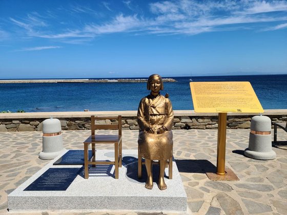 【写真】イタリアの海辺に設置された平和の少女像