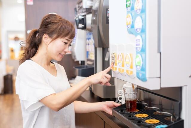 【ファミレス】2時間ドリンクバーで居座る高校生！ファミレスの収益は？