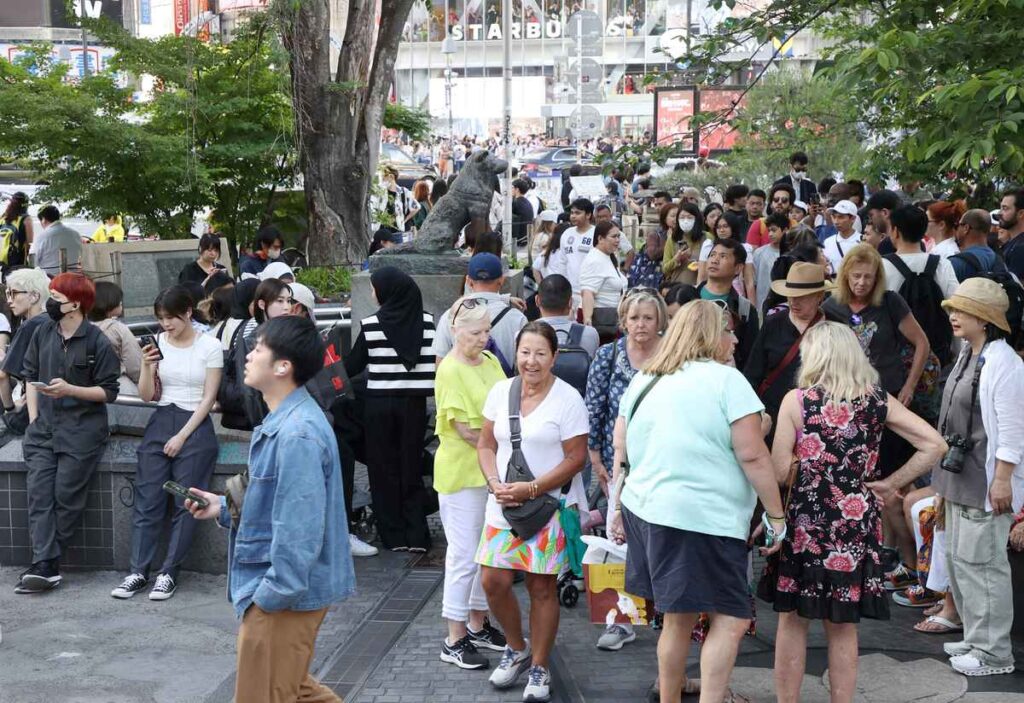 【インバウンド消費好調、円安追い風に各業界潤す】連日、にぎわう百貨店の松屋銀座、宝飾や高級ブランドなど高価格帯の商品が飛ぶように売れ、インバウンドによる４月の売上高は全体の５割を初めて超えた