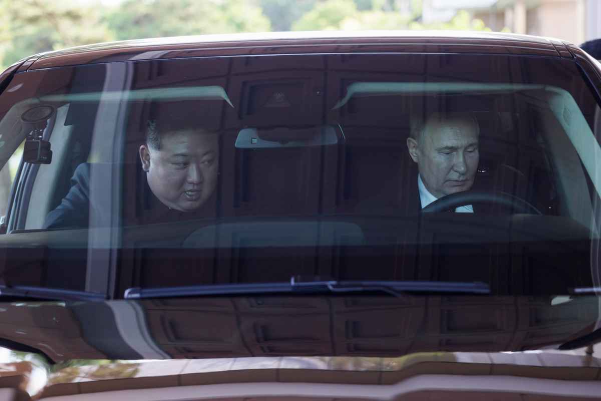 プーチン氏と金正恩氏が2人でドライブ　禁輸品の高級車「アウルス」で