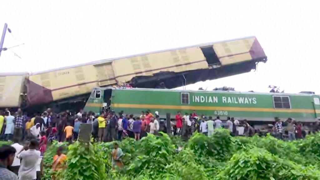 【画像】インドで起こった列車の衝突事故が、そうはならんやろ状態に