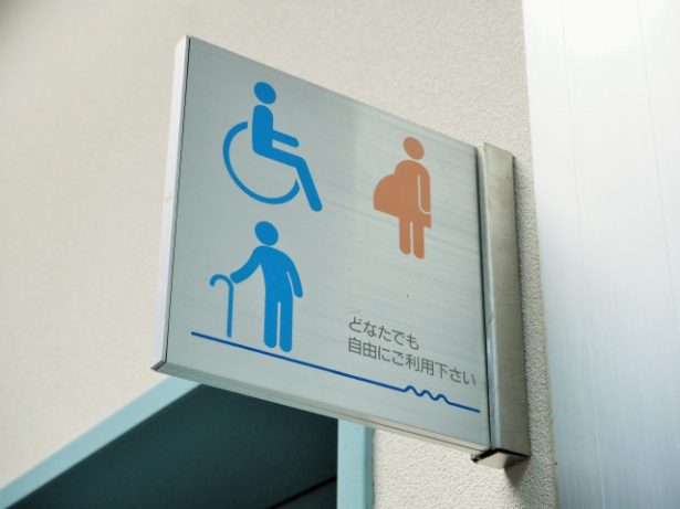 【事件】コンビニ店トイレで盗撮疑い、会社員の男を逮捕…スマホから１０００人分の動画も