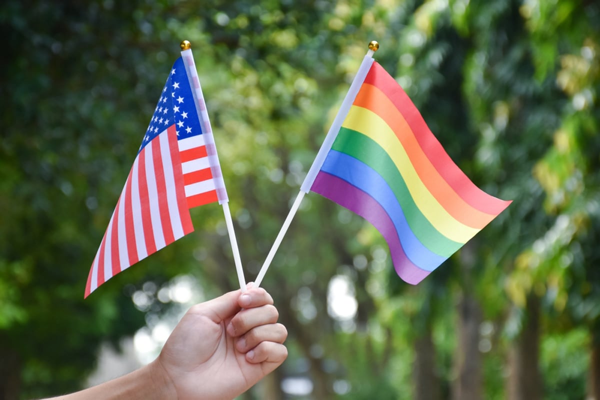 アメリカの省庁、LGBT🏳‍🌈旗を国旗と一緒に掲げる→