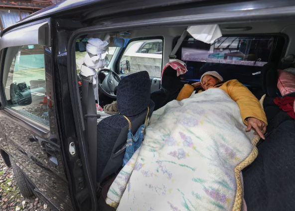 能登地震5カ月、70代夫婦の車庫暮らし「こんな年でこんな目に…」