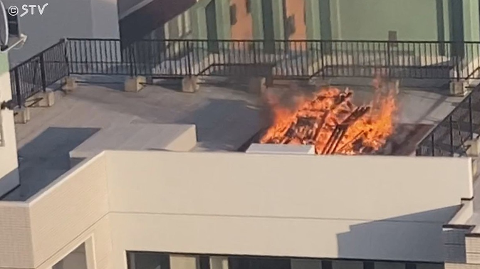 【火事】マンションの屋上でBBＱ→炭火が引火して共用部で家事…住民が避難、一時騒然　札幌