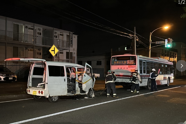 【北海道・札幌市】軽ワゴン車×路線バスの事故 "信号待ちのバス"に後ろから突っ込んだか… 軽ワゴン車の50代とみられる男性運転手が死亡 バスの乗客も4人ケガ