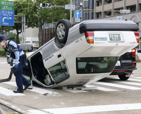 交差点でタクシー逆さまに　運転手の女性搬送、名古屋