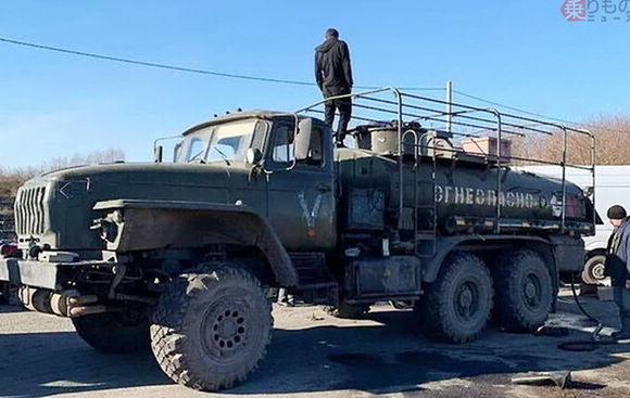 ロシア軍の車列が壊滅 すさまじい「ドローン攻撃」の映像をウクライナが公開 兵站輸送に痛撃か　(動画あり)