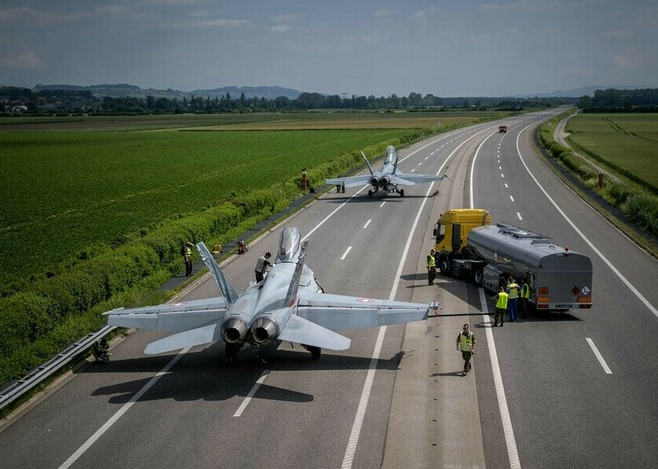 【国際】 スイス空軍、高速道路で離着陸演習