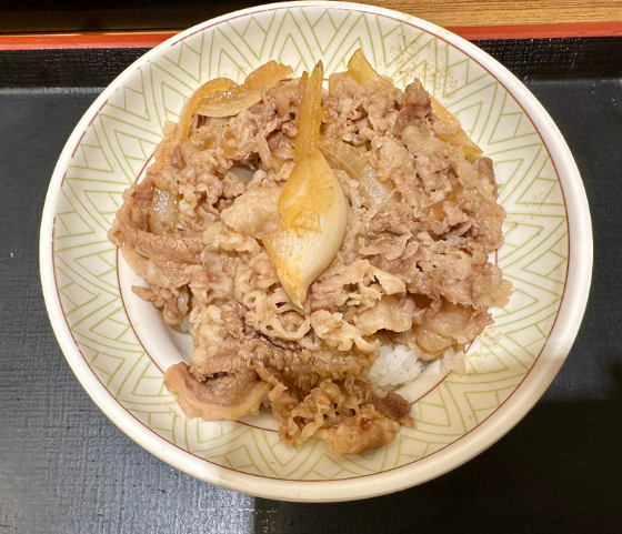 【飲食店コンサルタントに聞く】深夜の牛丼が高くなる？！すき家＆松屋、ユーザーの反応は二分！売り上げに影響は？